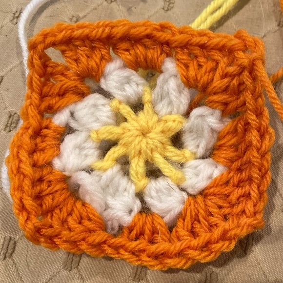 Daisy Granny Square - Picture 2 of 3